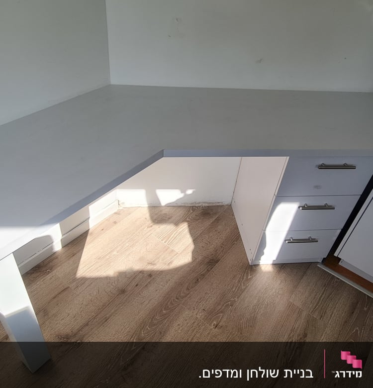 שולחן עבודה פינתי עם מגירות בצד ימין